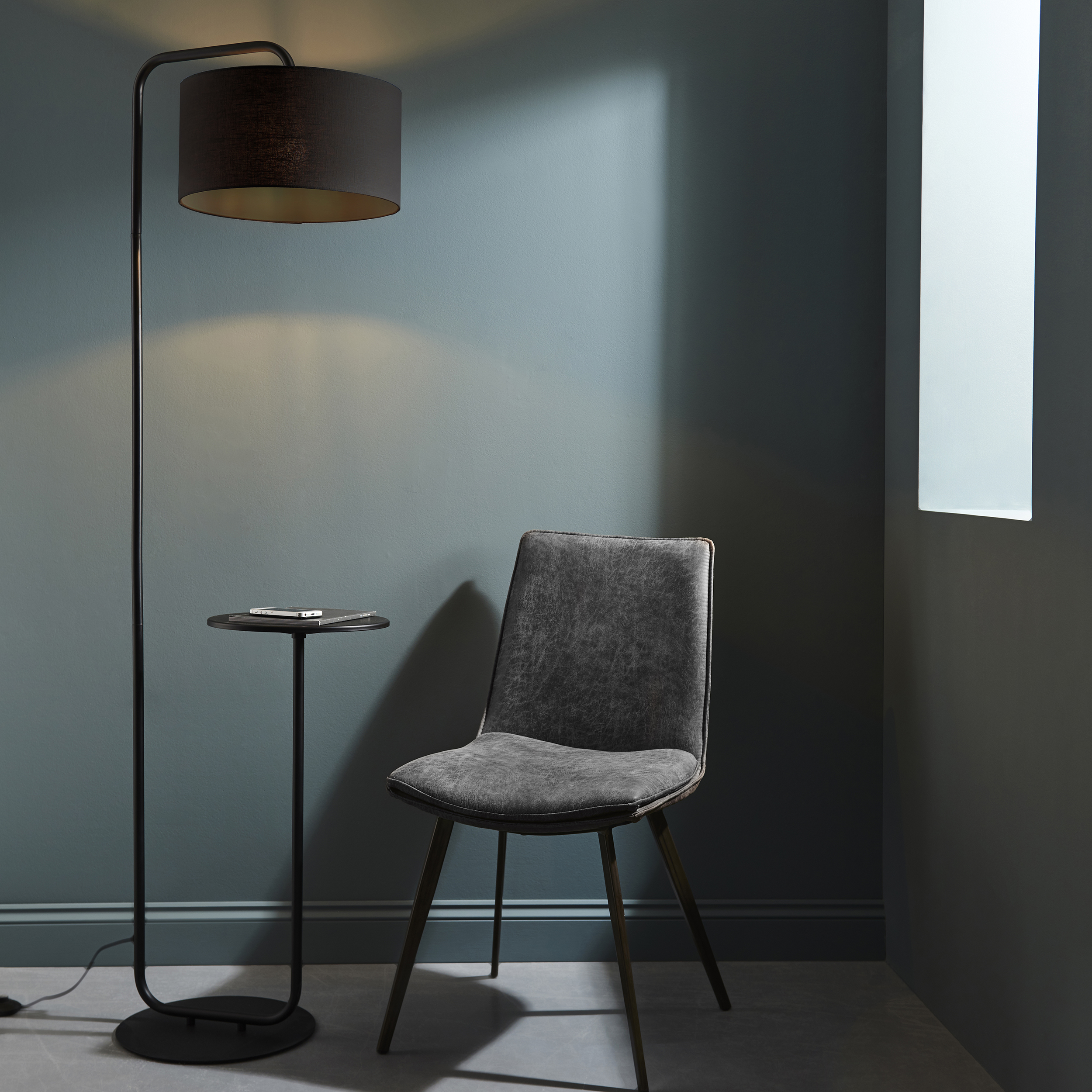 BLACK FLOOR LAMP & TABLE