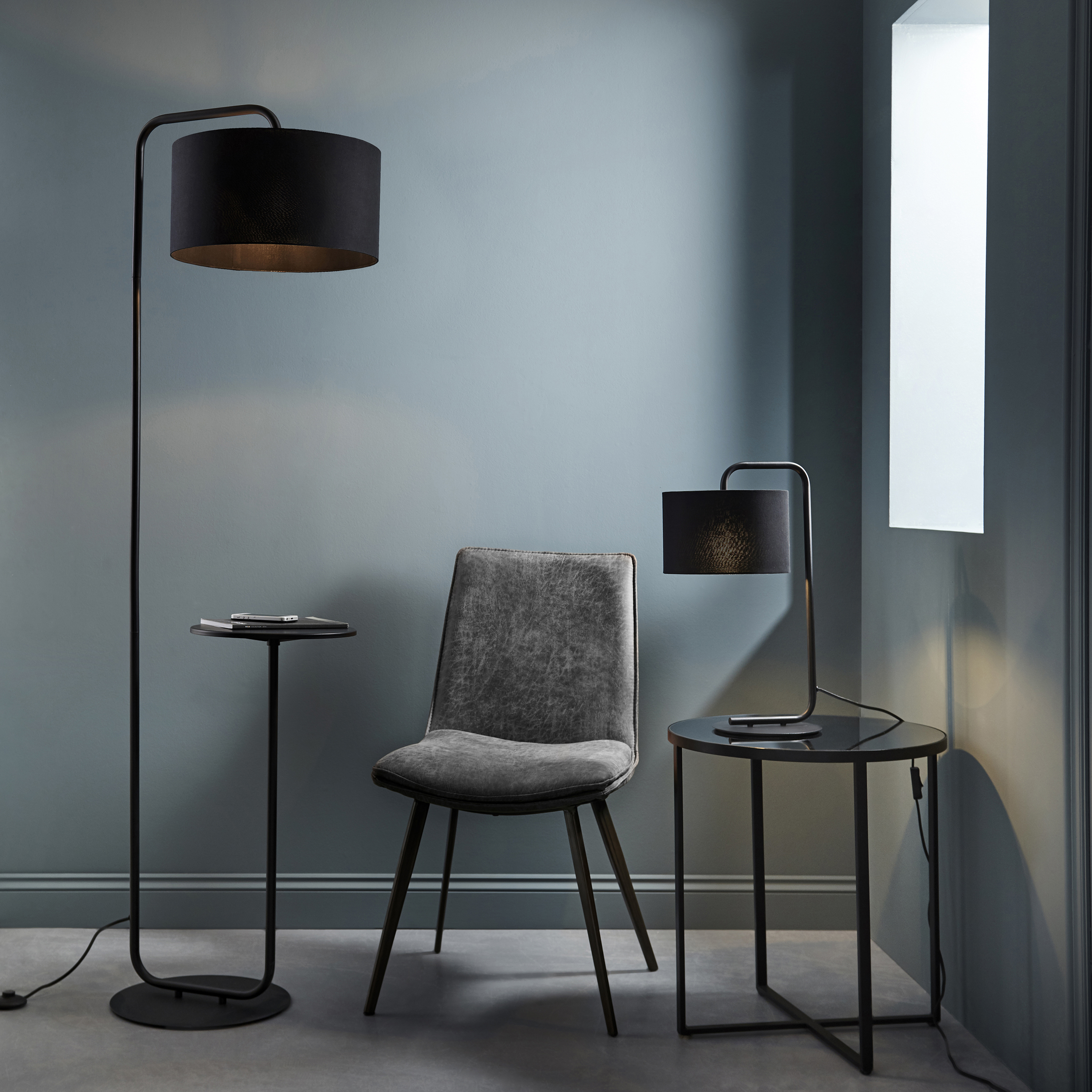BLACK FLOOR LAMP & TABLE