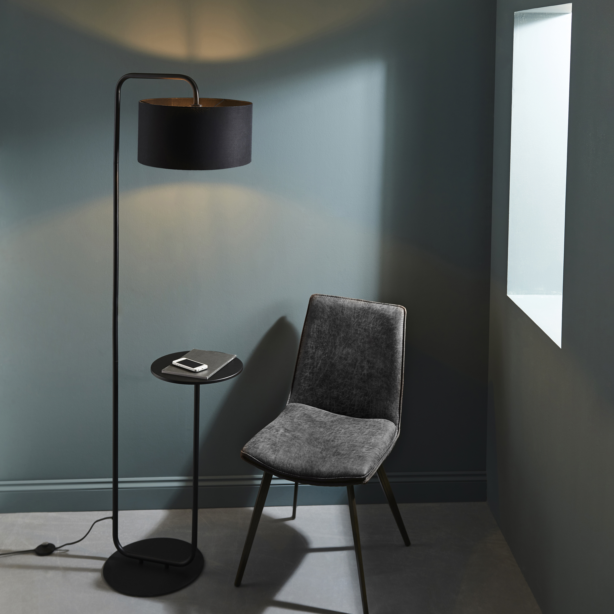 BLACK FLOOR LAMP & TABLE