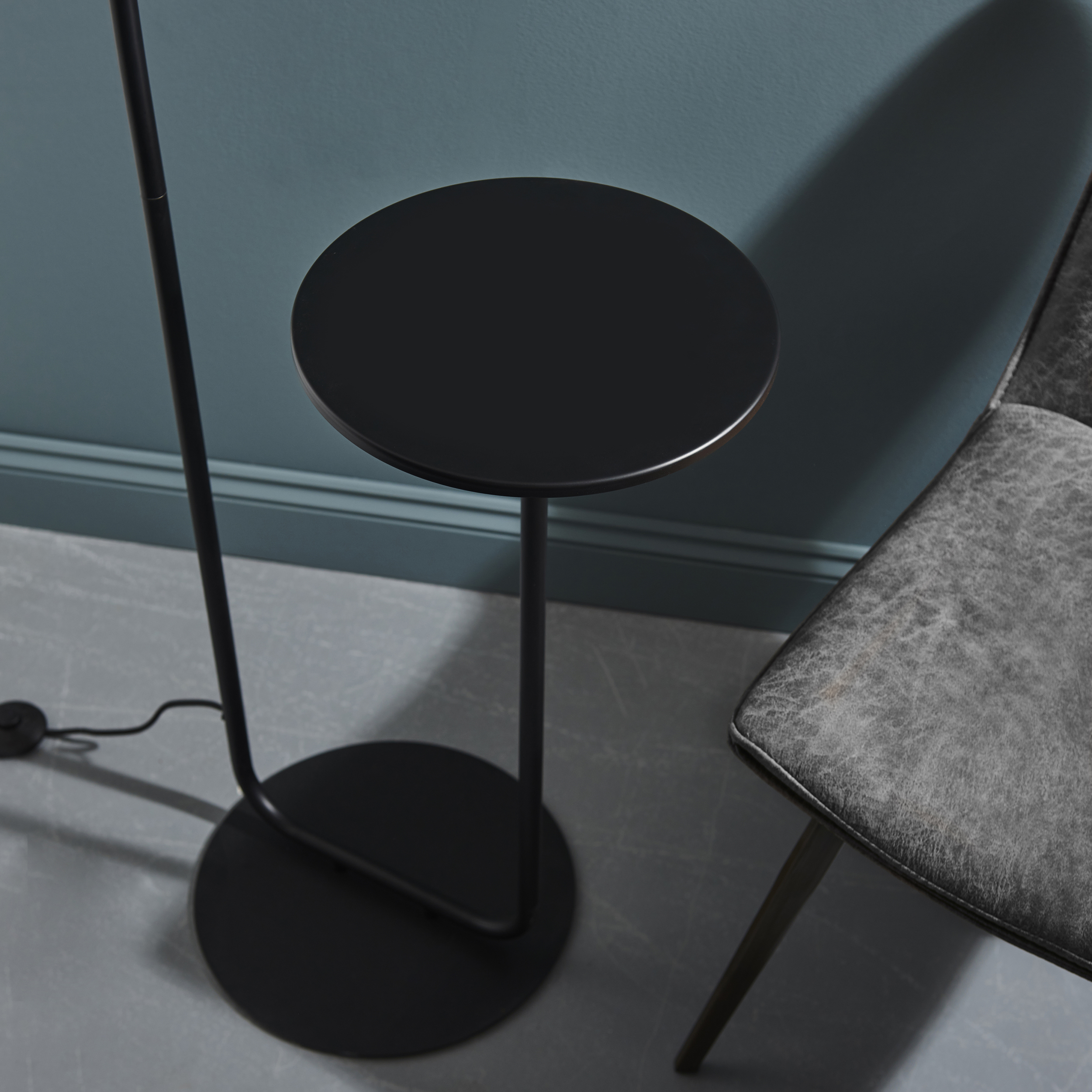 BLACK FLOOR LAMP & TABLE