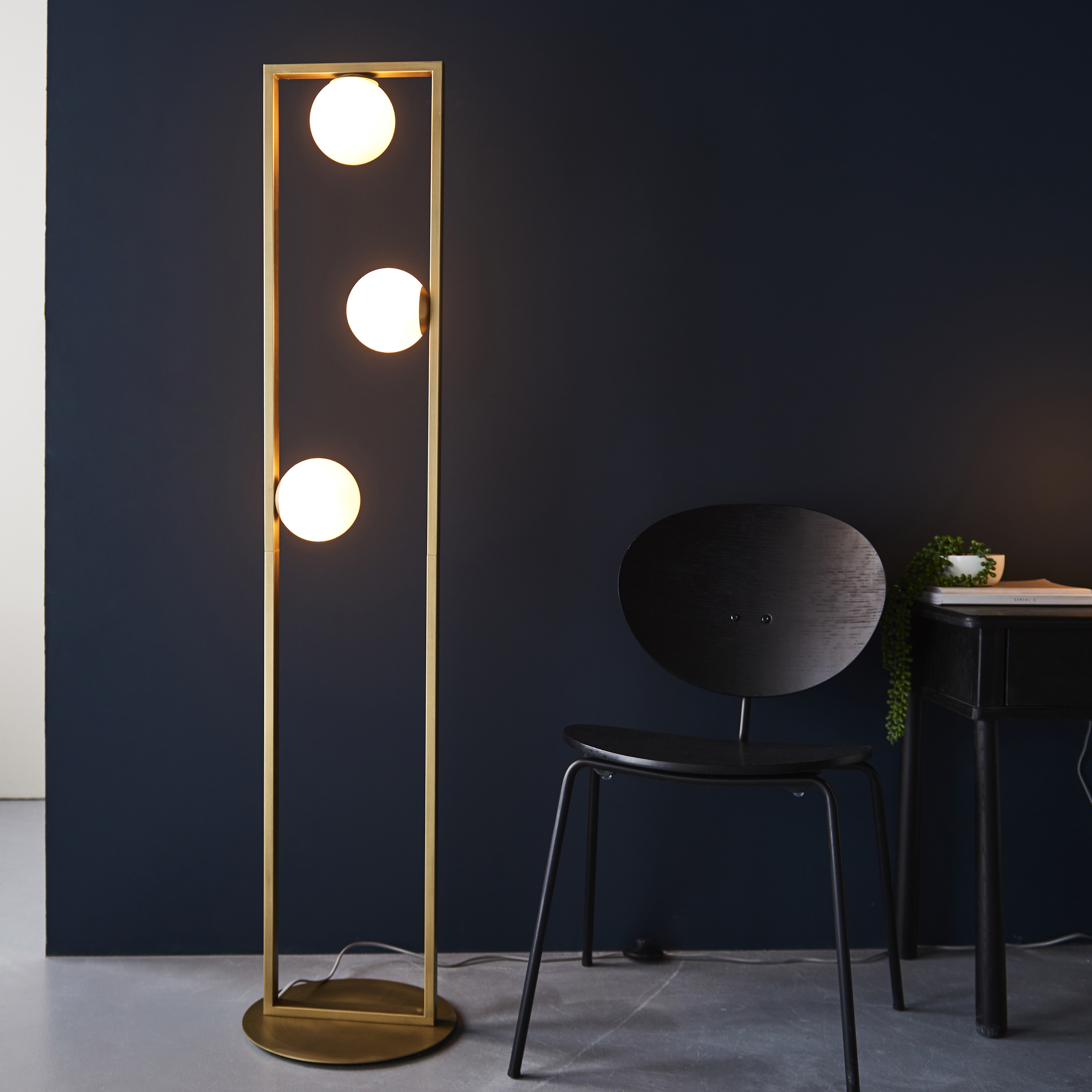 BRUSHED GOLD TABLE LAMP