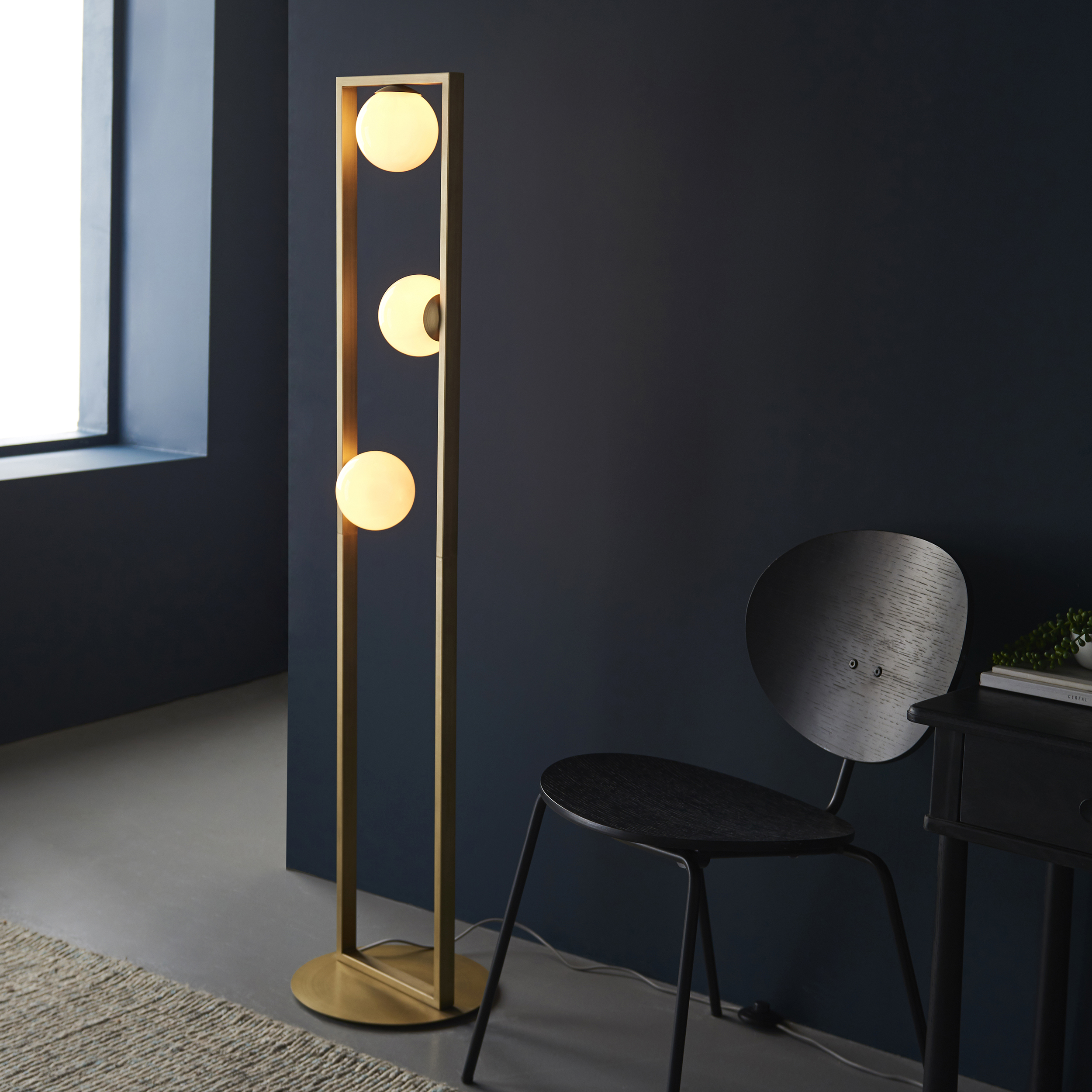 BRUSHED GOLD TABLE LAMP