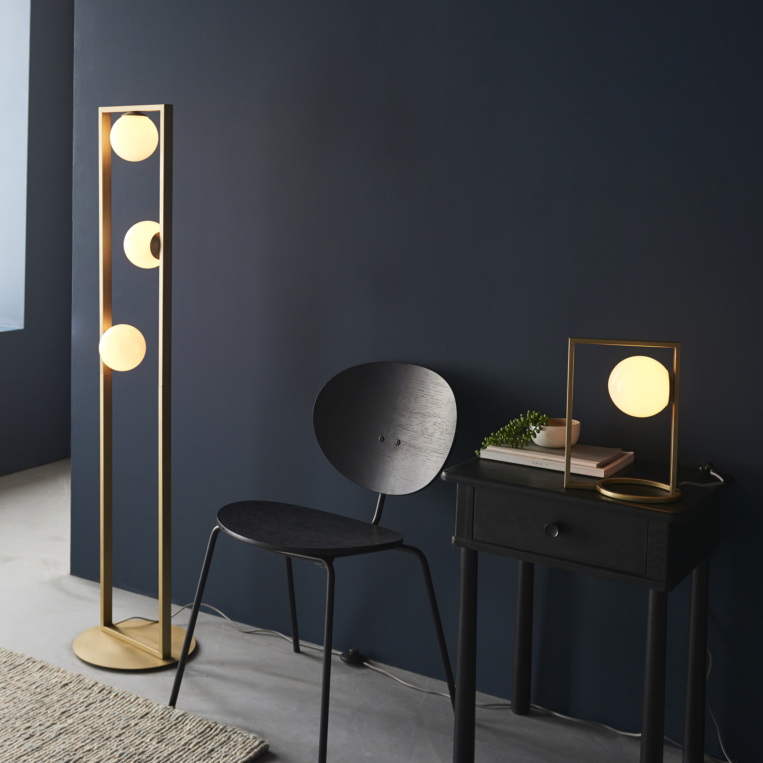 BRUSHED GOLD TABLE LAMP