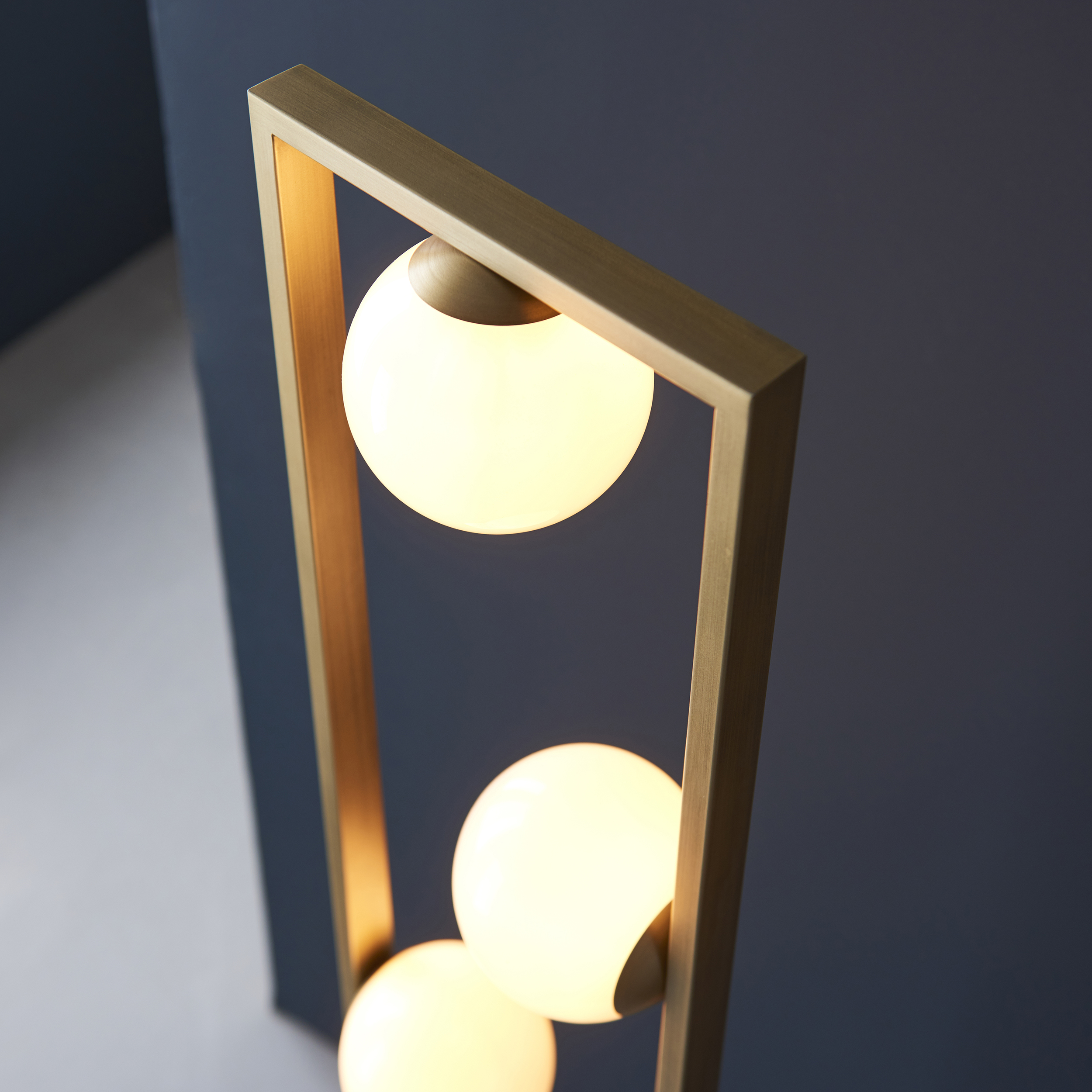 BRUSHED GOLD TABLE LAMP