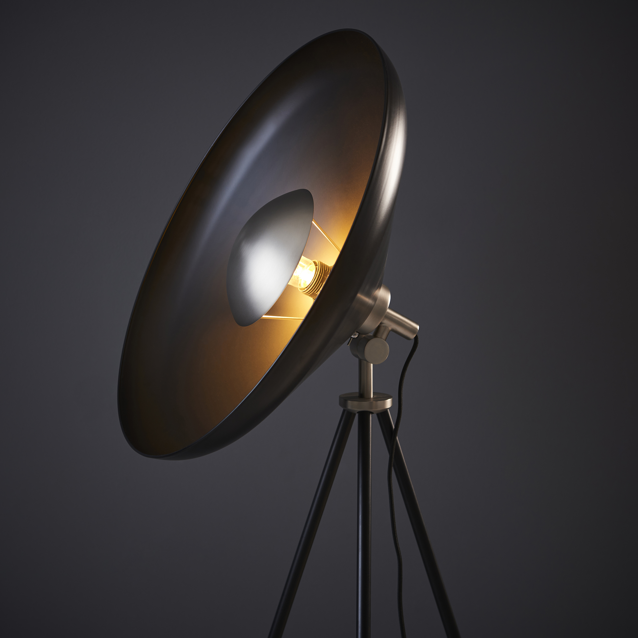 INDUSTRIAL DESIGN TRIPOD