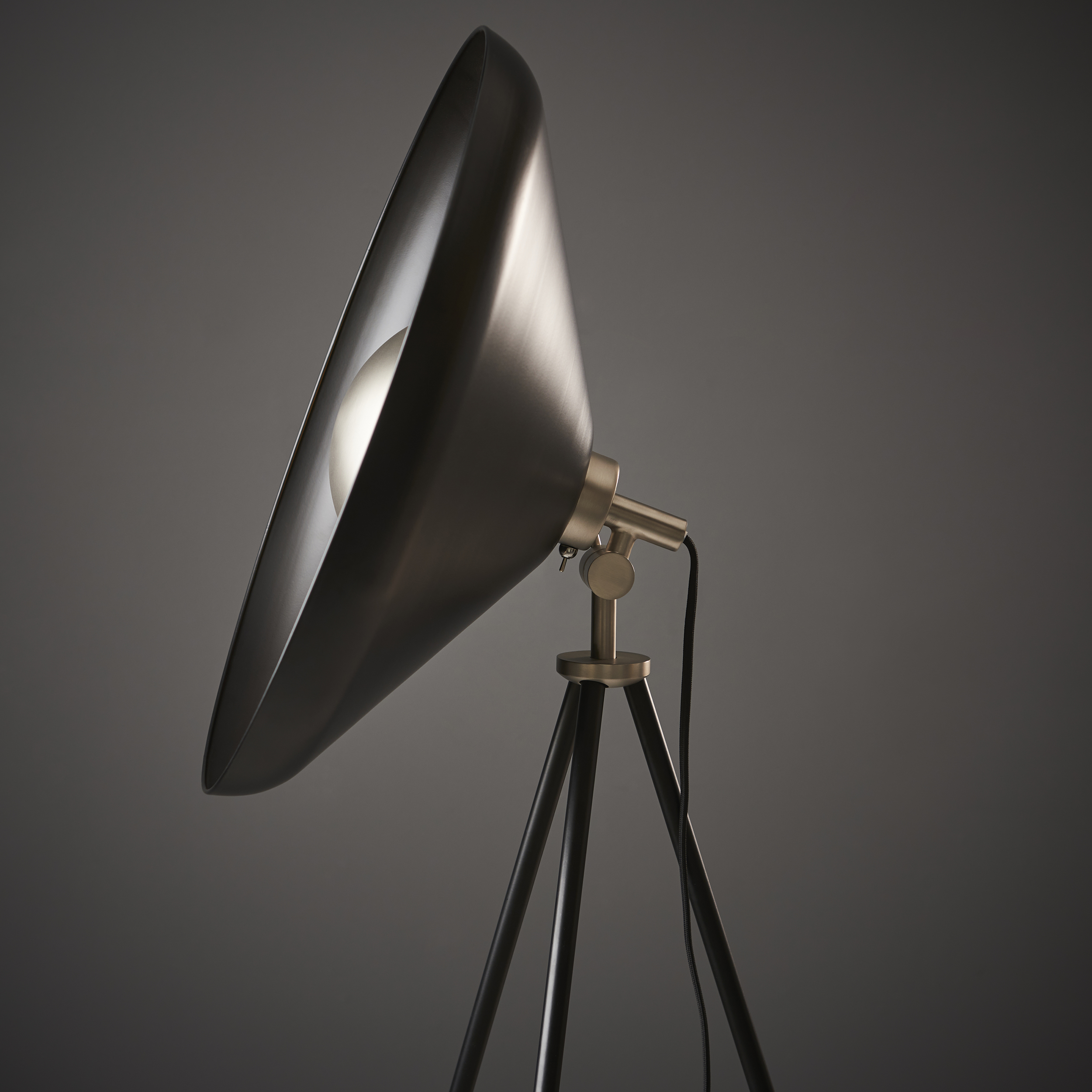 INDUSTRIAL DESIGN TRIPOD