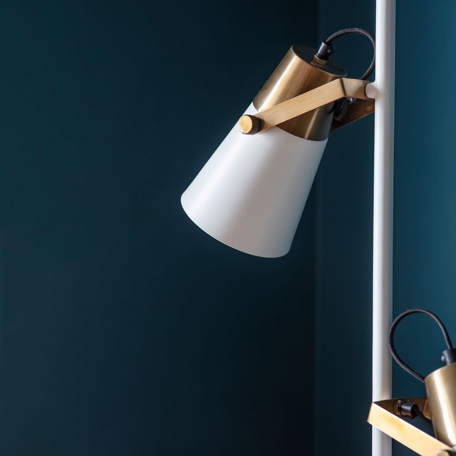 2 LIGHT WHITE BRASS TASK