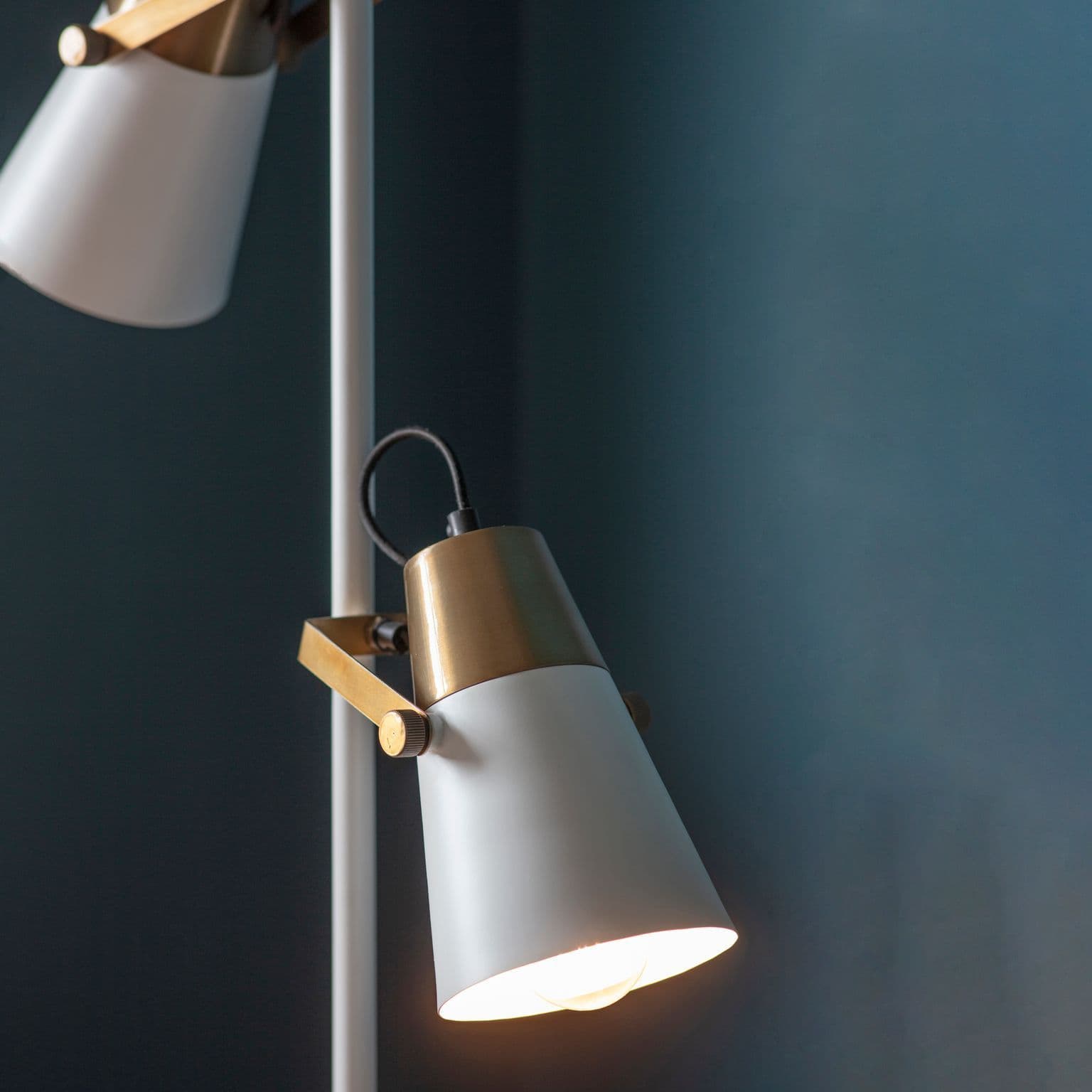 2 LIGHT WHITE BRASS TASK